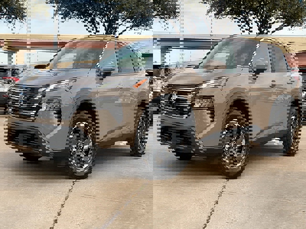 Used 2024 Nissan Rogue SV image 2