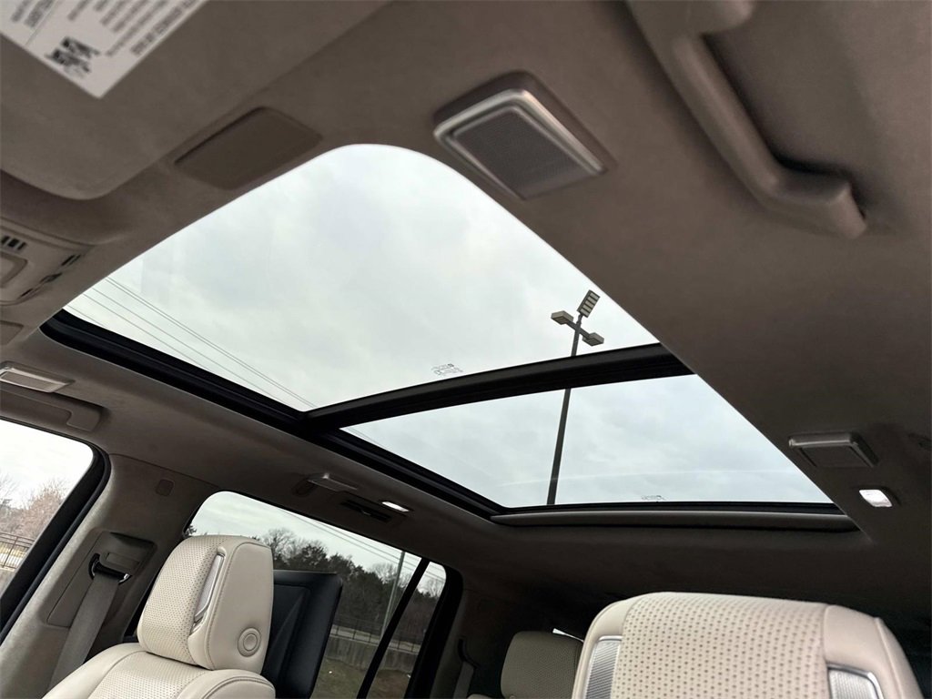 Used 2022 Cadillac Escalade ESV Premium Luxury Platinum image 18