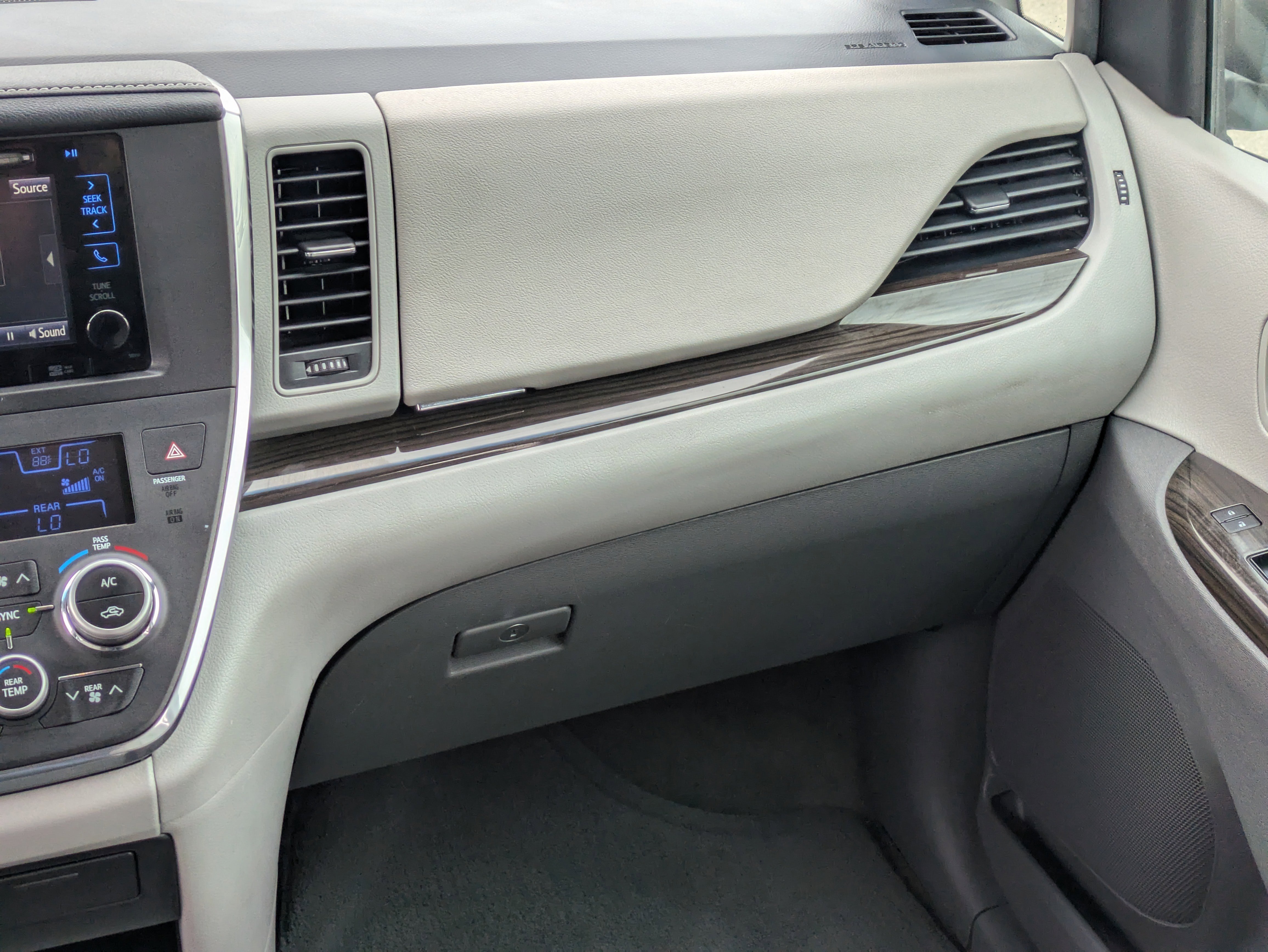 Used 2017 Toyota Sienna XLE w/ XLE Navigation Package FWD image 17