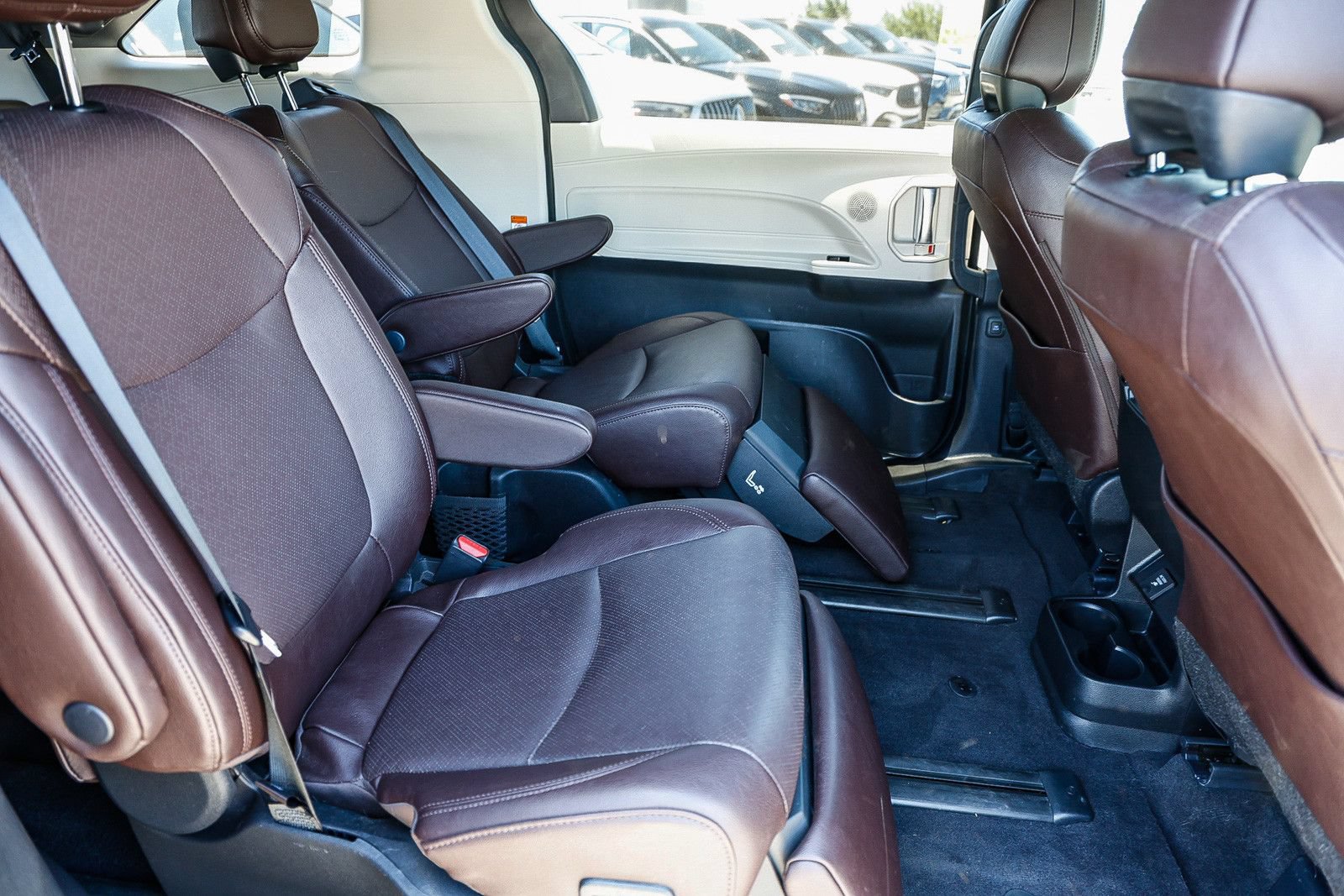 Used 2024 Toyota Sienna Platinum FWD image 18