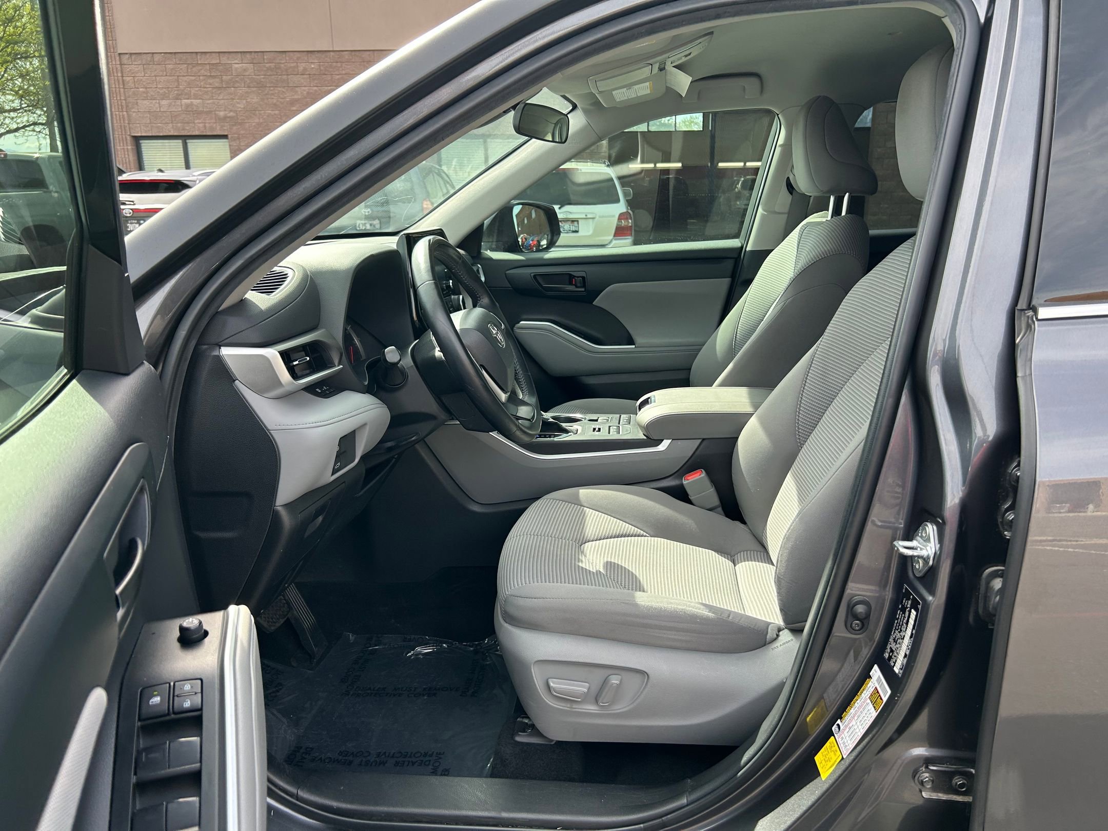 Used 2022 Toyota Highlander LE image 11