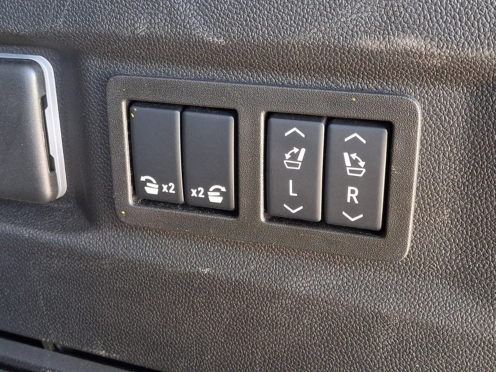 Used 2025 GMC Yukon Denali Ultimate AWD/4WD image 35