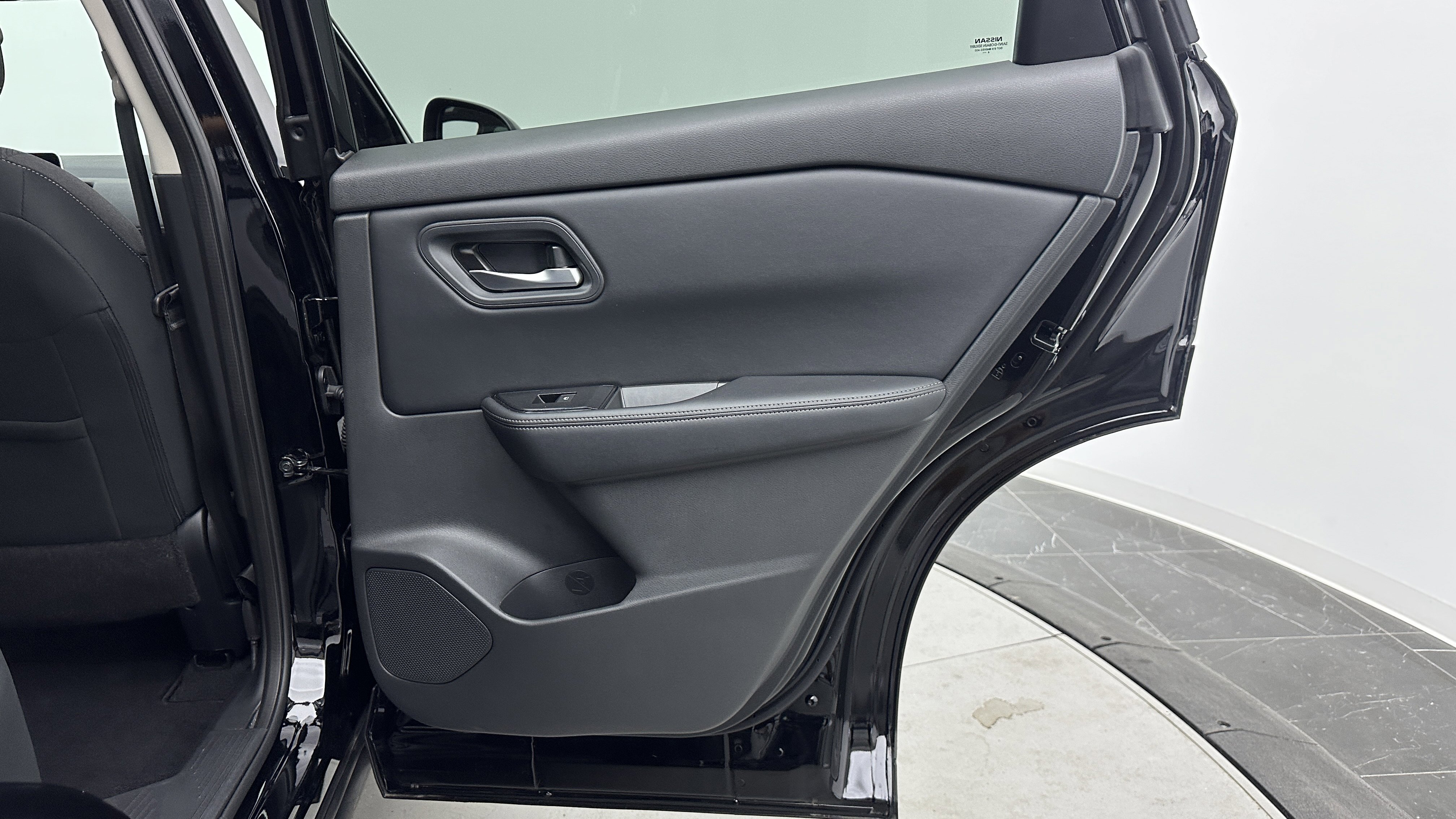 Used 2025 Nissan Rogue SV image 30