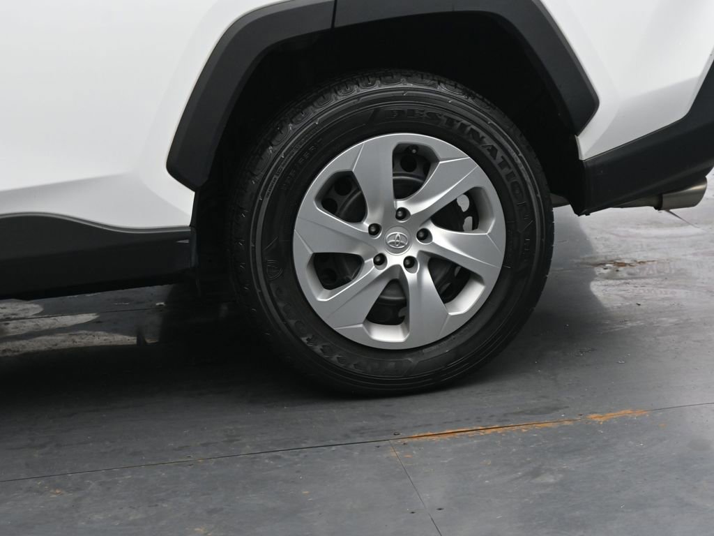 Used 2021 Toyota RAV4 LE image 13