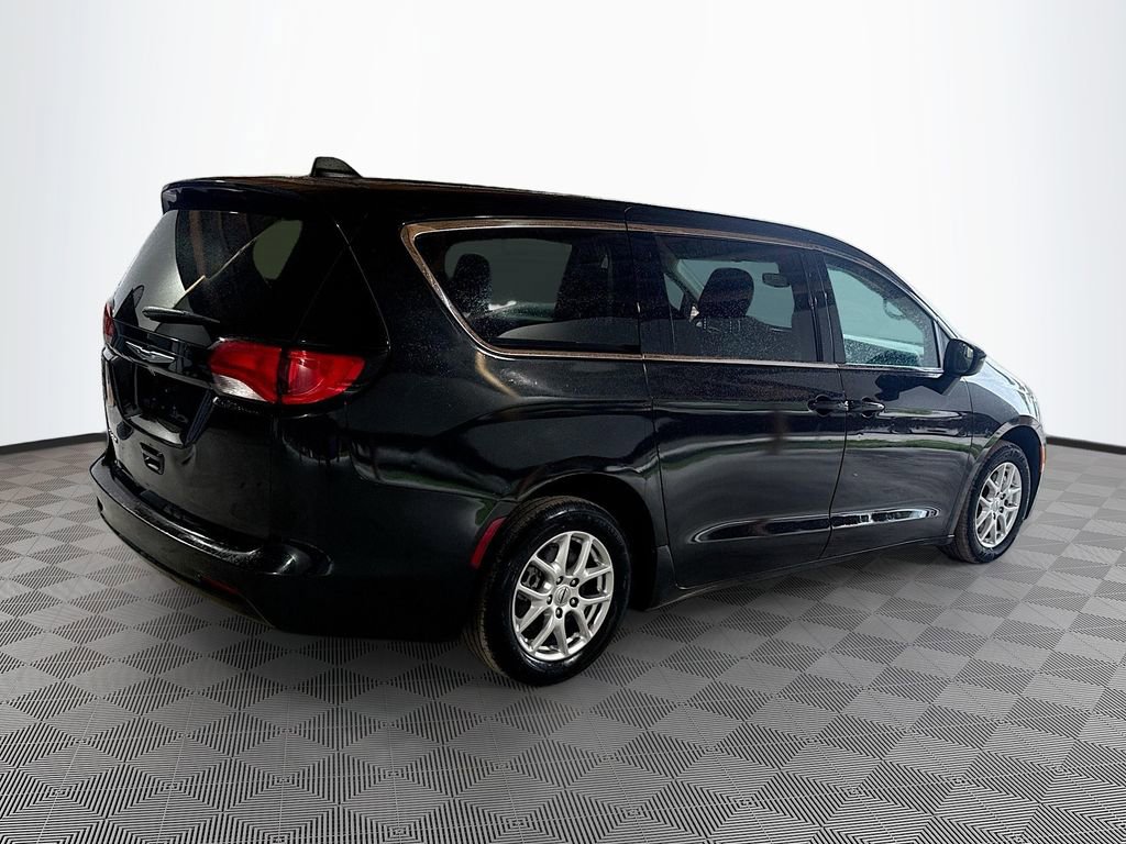 Used 2023 Chrysler Voyager LX FWD image 6
