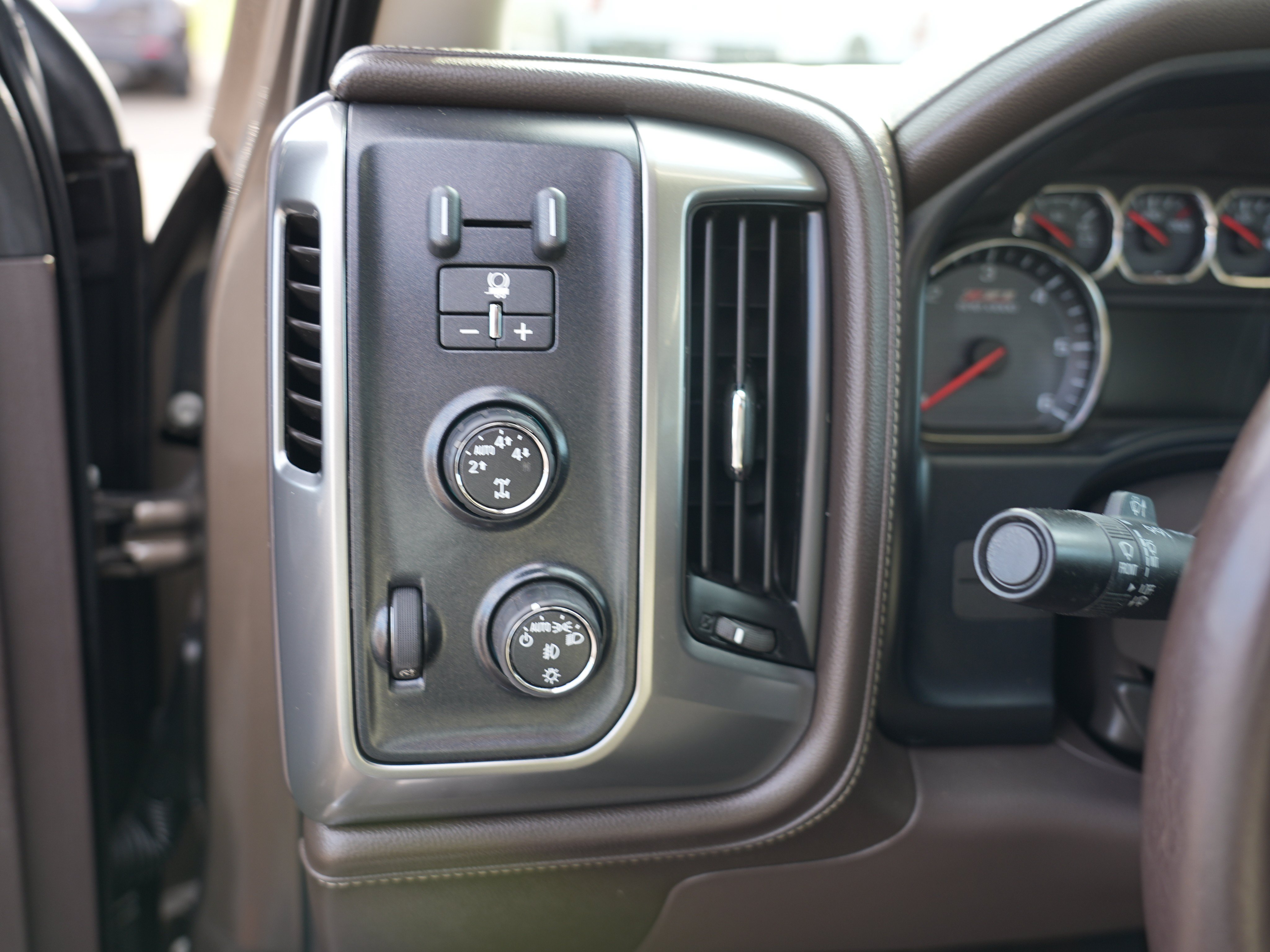 Used 2014 Chevrolet Silverado 1500 LTZ Z71 w/ LTZ Plus Package AWD/4WD image 14