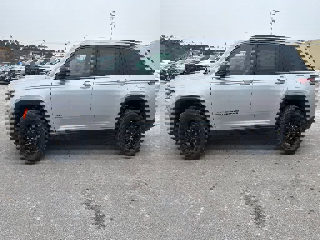 New 2026 Jeep Grand Cherokee Laredo image 2