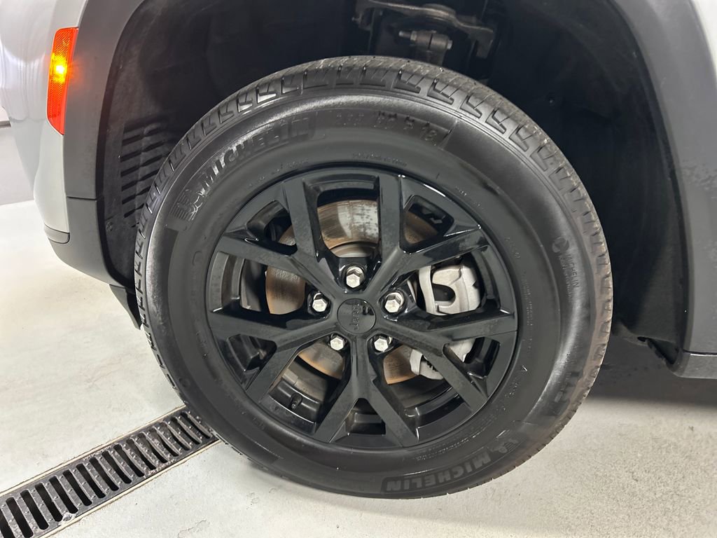 Used 2024 Jeep Grand Cherokee L Laredo image 9