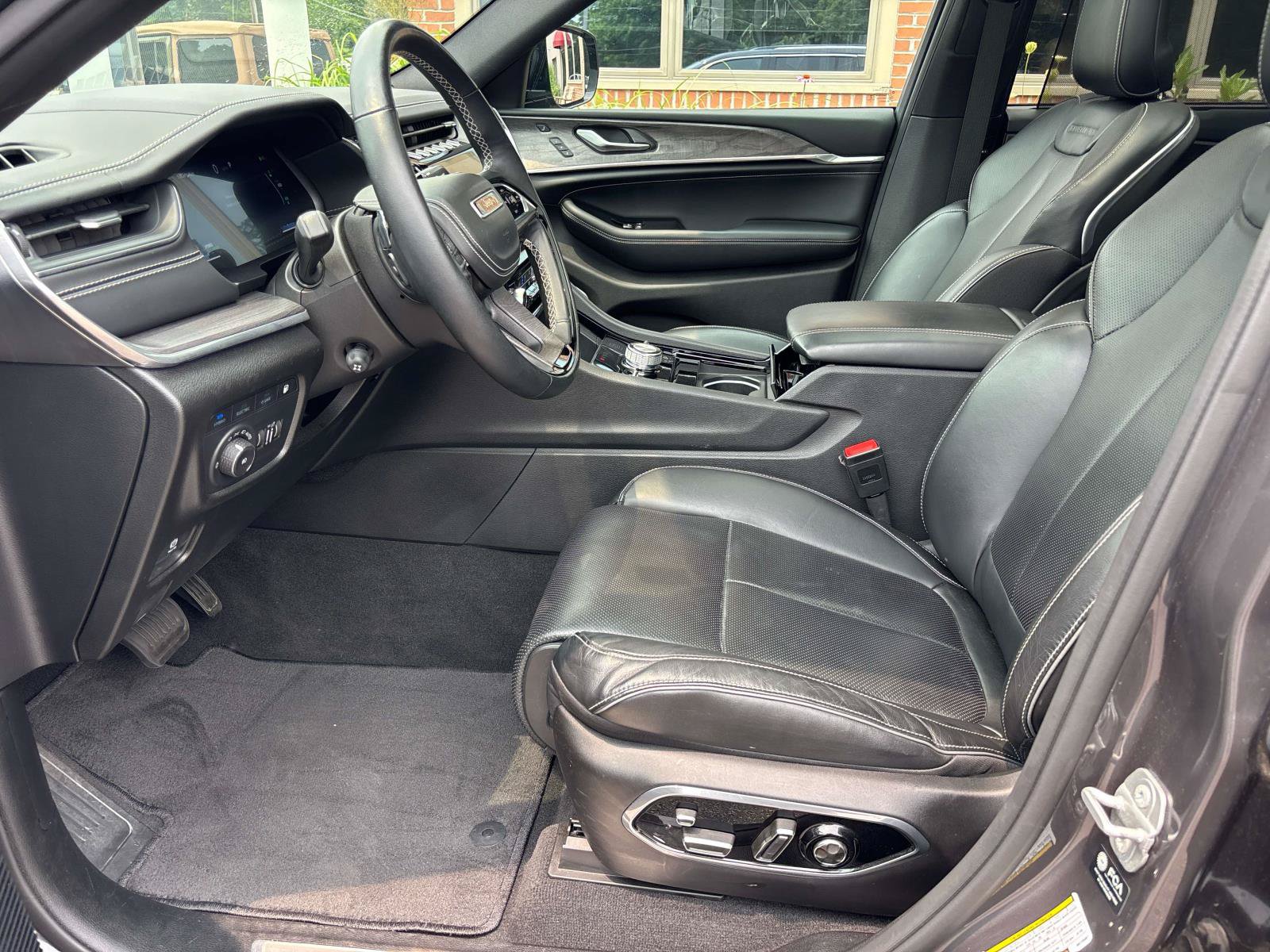 Used 2022 Jeep Grand Cherokee Overland w/ Advanced Protech Group III AWD/4WD image 8