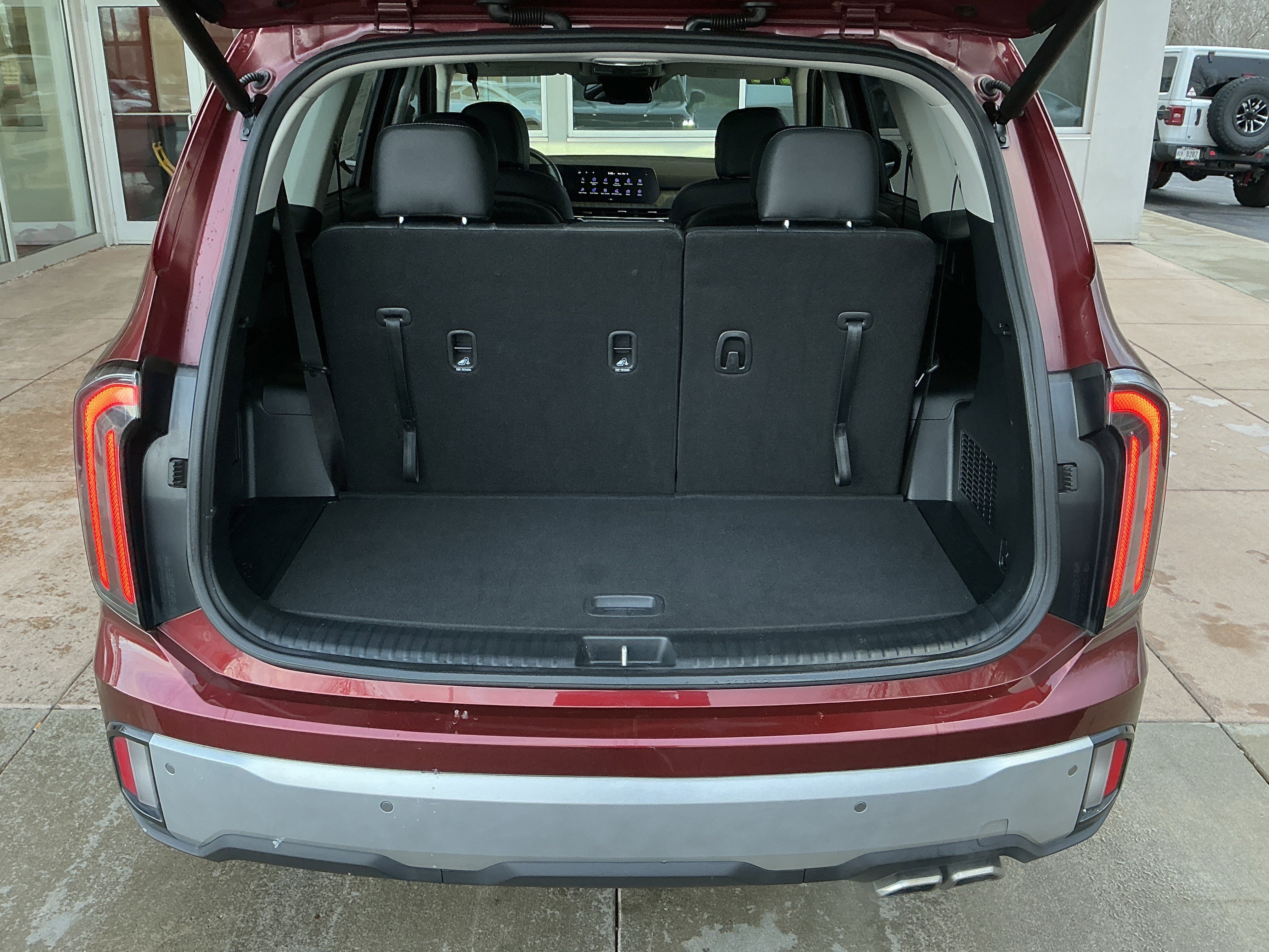 Used 2024 Kia Telluride EX w/ EX Captain's Chair Package image 24