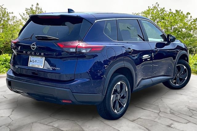 Used 2024 Nissan Rogue SV AWD/4WD image 2
