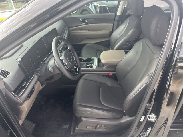 Used 2026 Kia Carnival EX image 11