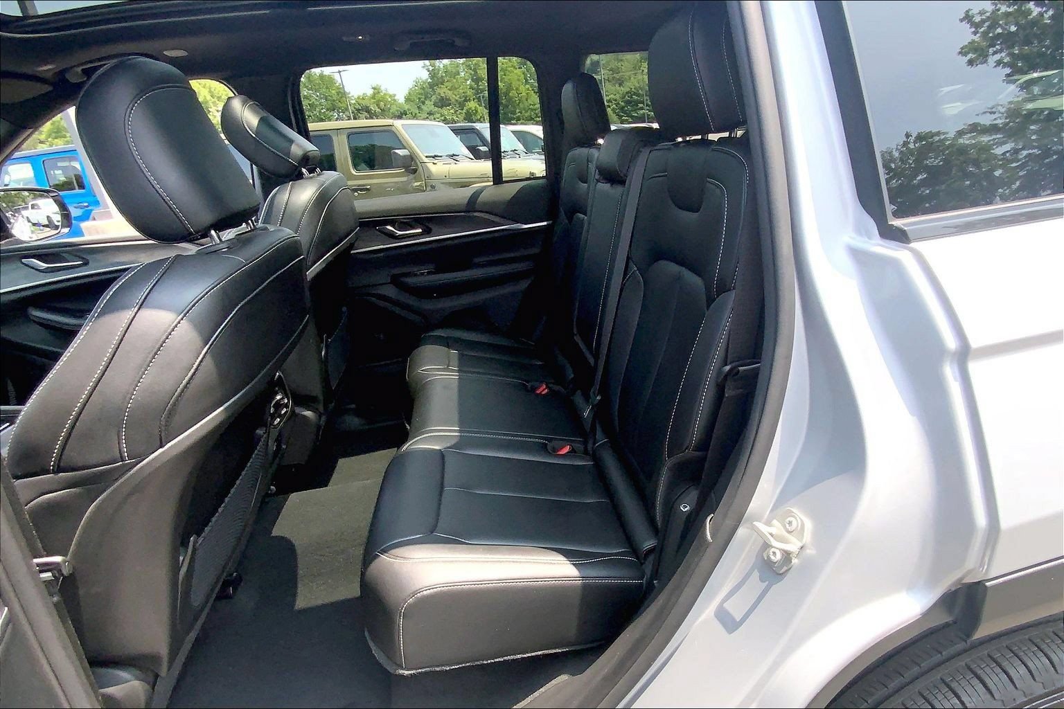 Certified 2024 Jeep Grand Cherokee Limited w/ Black Appearance Package AWD/4WD image 17