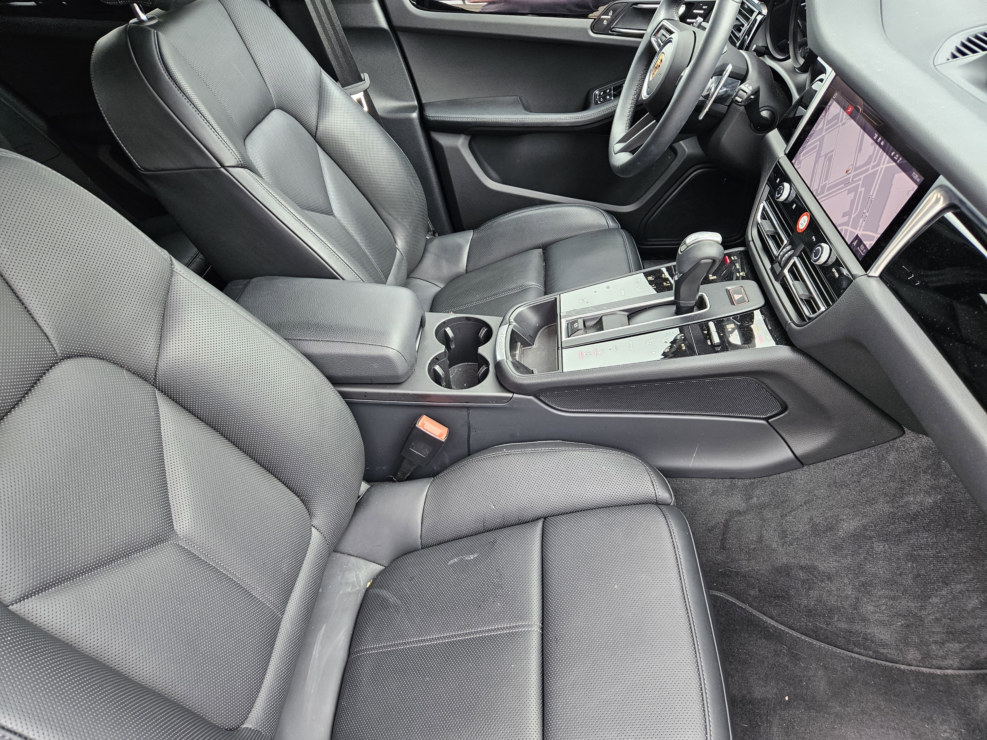 Certified 2025 Porsche Macan image 15