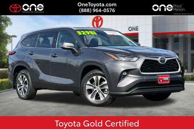 Certified 2022 Toyota Highlander XLE AWD/4WD image 1