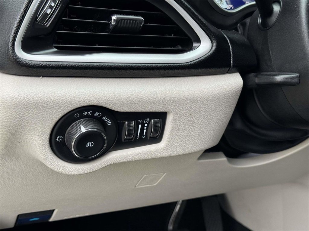 Used 2024 Chrysler Pacifica Touring-L image 10