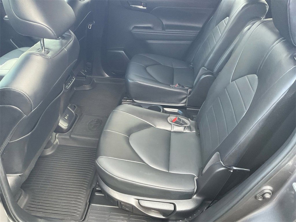 Used 2022 Toyota Highlander XLE image 22