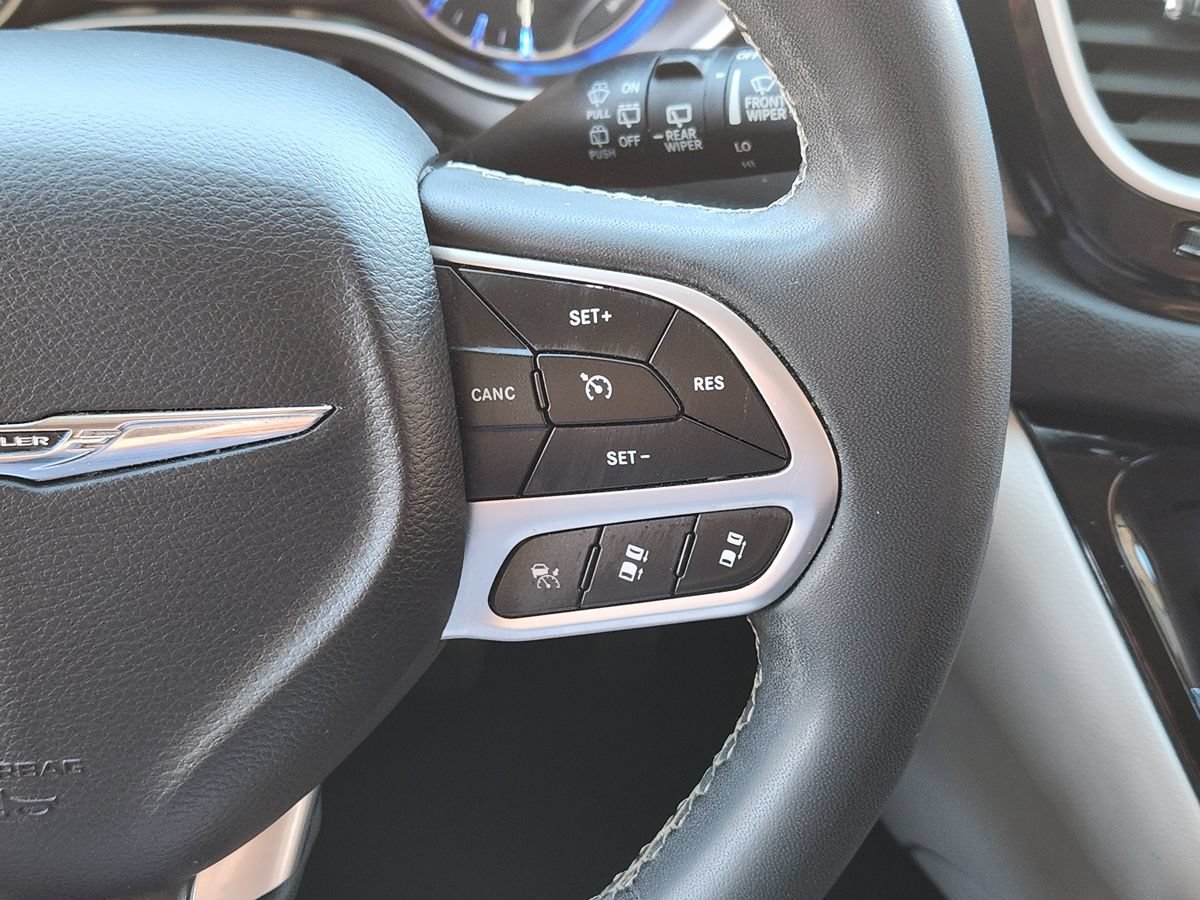 Used 2022 Chrysler Pacifica Touring-L FWD image 48