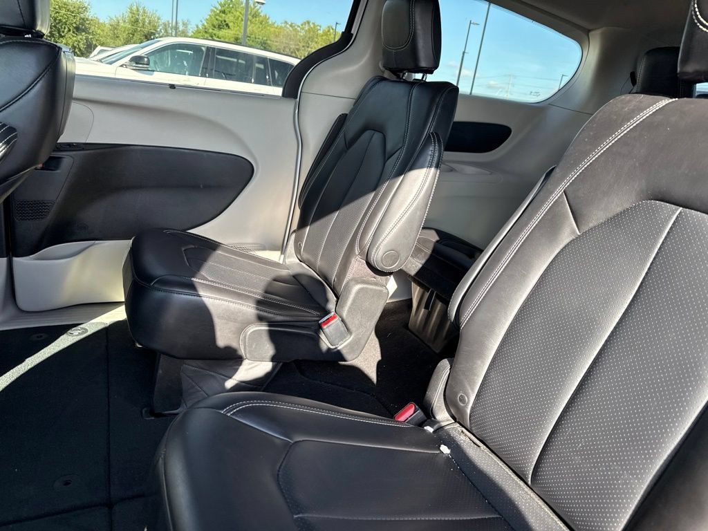 Used 2023 Chrysler Pacifica Touring-L FWD image 12