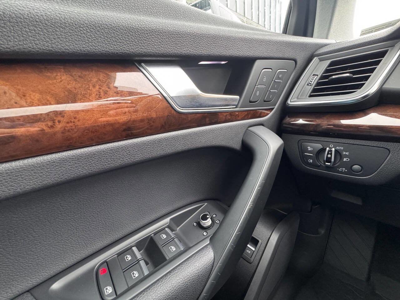 Used 2018 Audi Q5 2.0T Premium Plus w/ Premium Plus Package AWD/4WD image 28