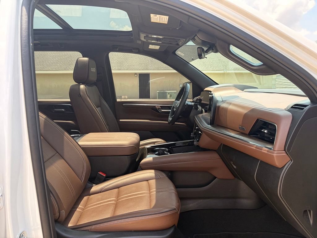 Used 2025 Chevrolet Suburban High Country AWD/4WD image 20
