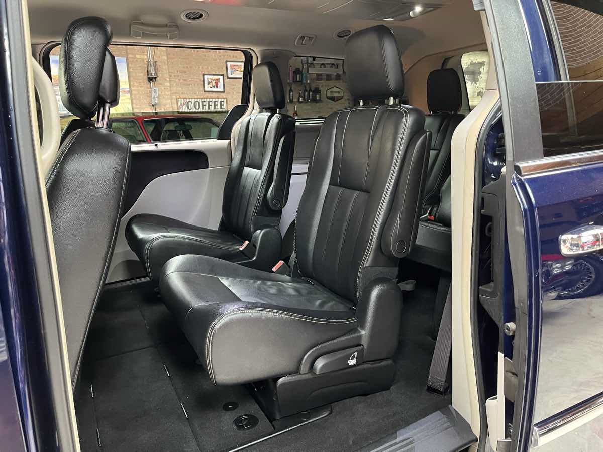 Used 2016 Chrysler Town & Country Touring w/ Driver Convenience Group FWD image 23