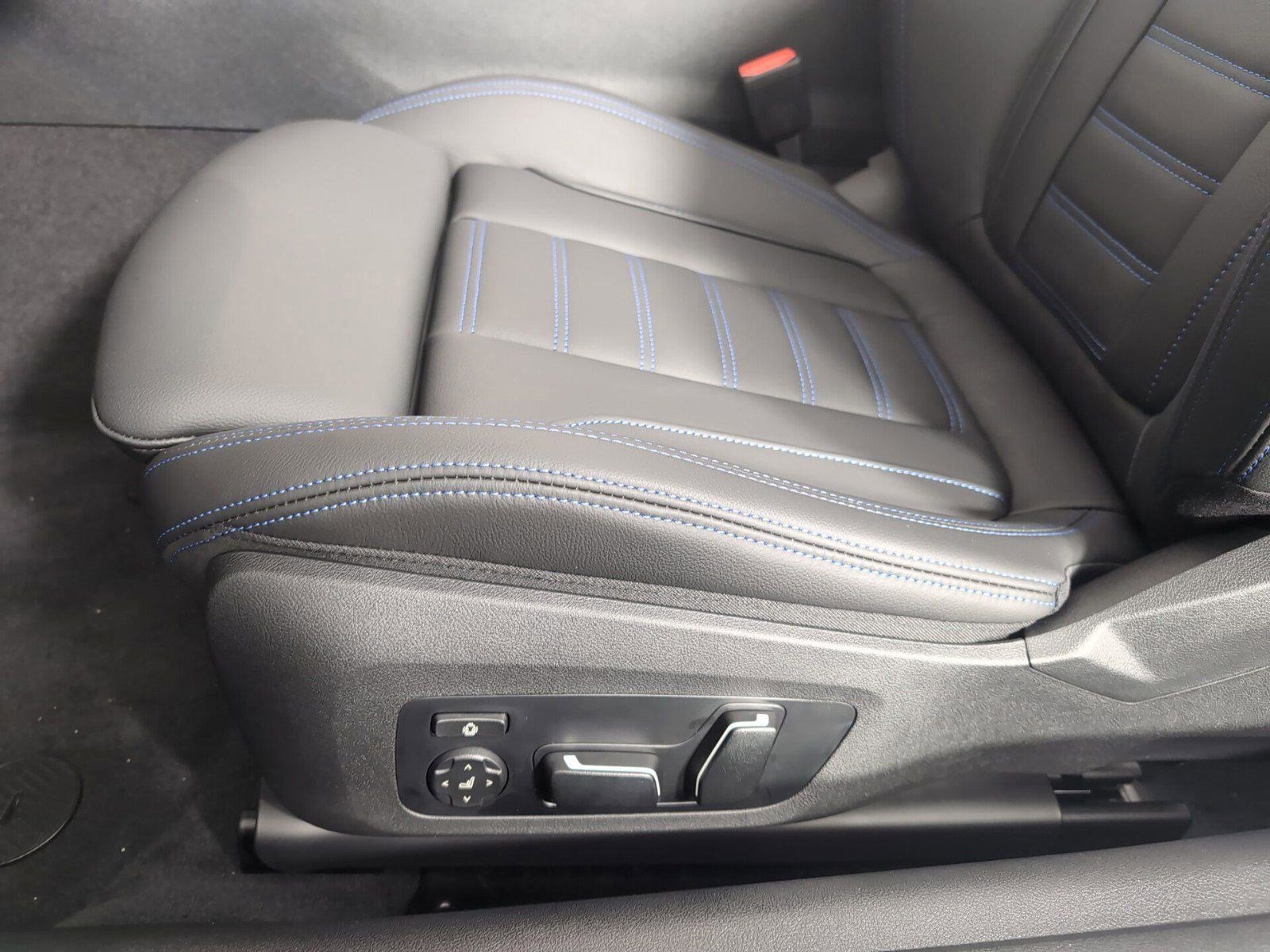 Used 2025 BMW 430i Convertible w/ M Sport Package image 11