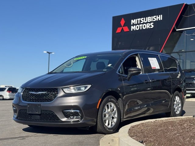 Used 2023 Chrysler Pacifica Touring-L image 7