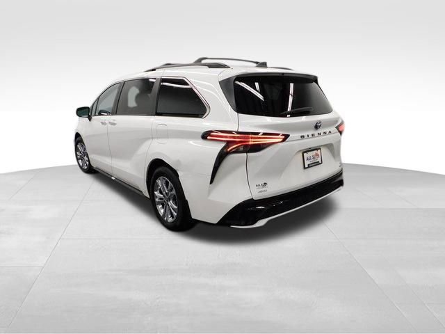 Used 2023 Toyota Sienna XSE image 6