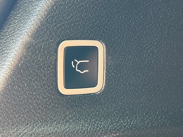 Used 2025 Chrysler Pacifica Select w/ Uconnect Theater Family Group AWD/4WD image 42