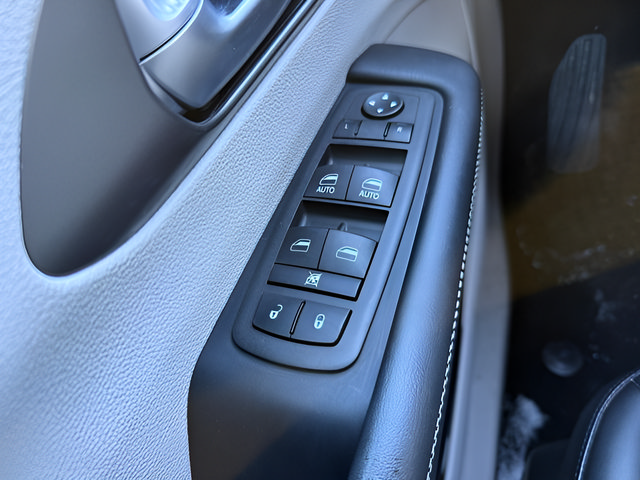Used 2024 Chrysler Pacifica Touring-L FWD image 20