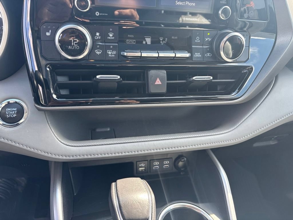 Used 2022 Toyota Highlander XLE AWD/4WD image 16