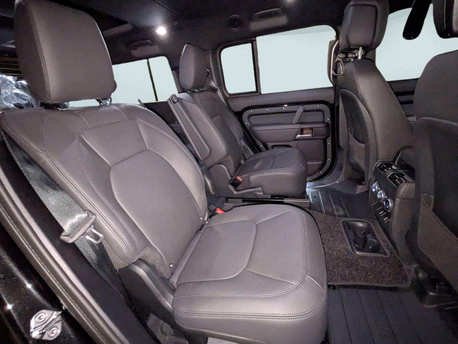 New 2026 Land Rover Defender 130 X-Dynamic SE AWD/4WD image 29