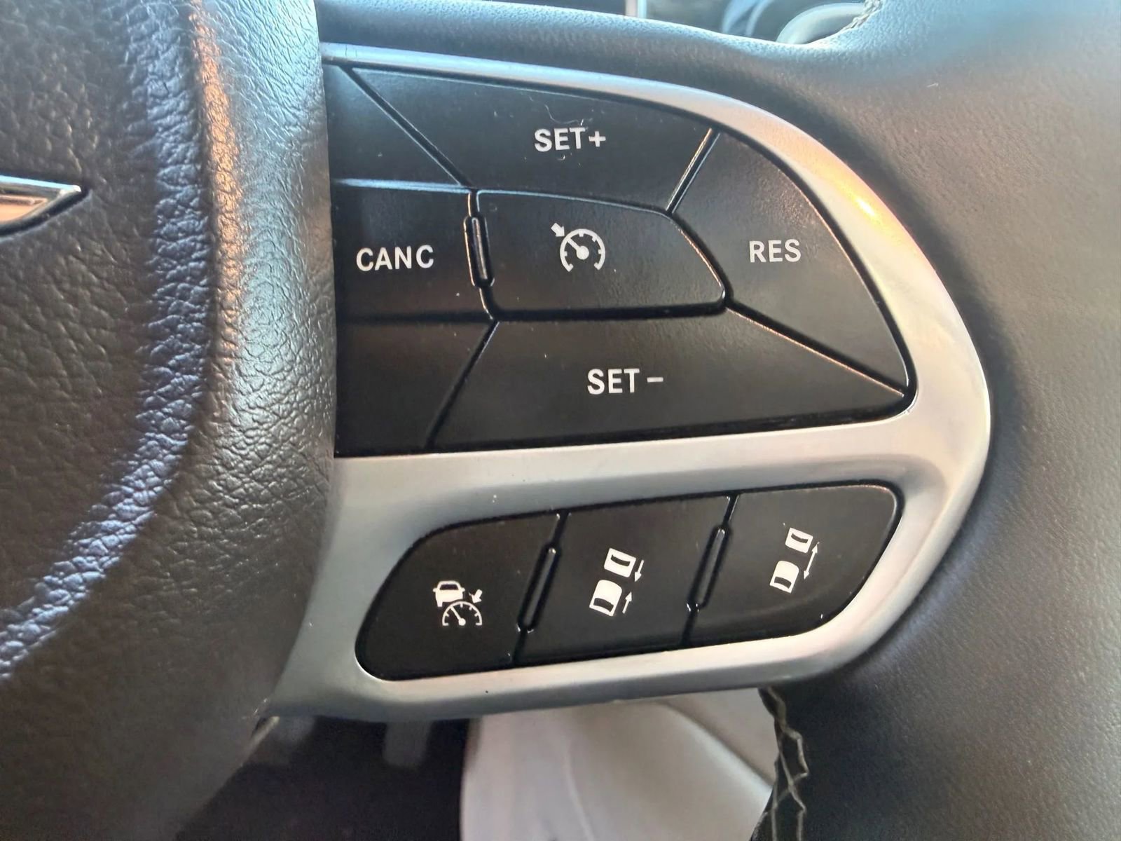 Used 2023 Chrysler Pacifica Limited image 17