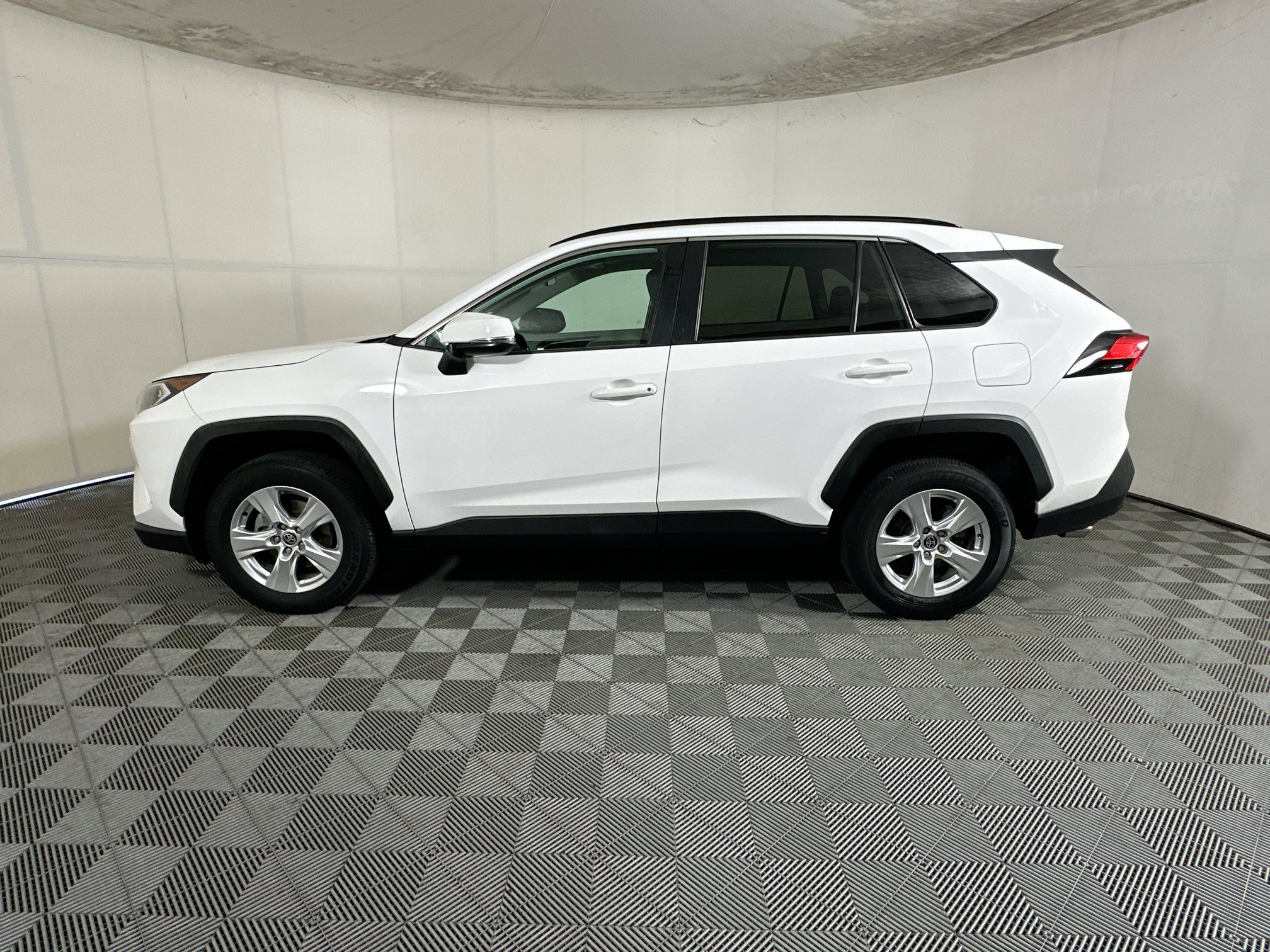 Used 2021 Toyota RAV4 XLE w/ Convenience Package FWD image 6