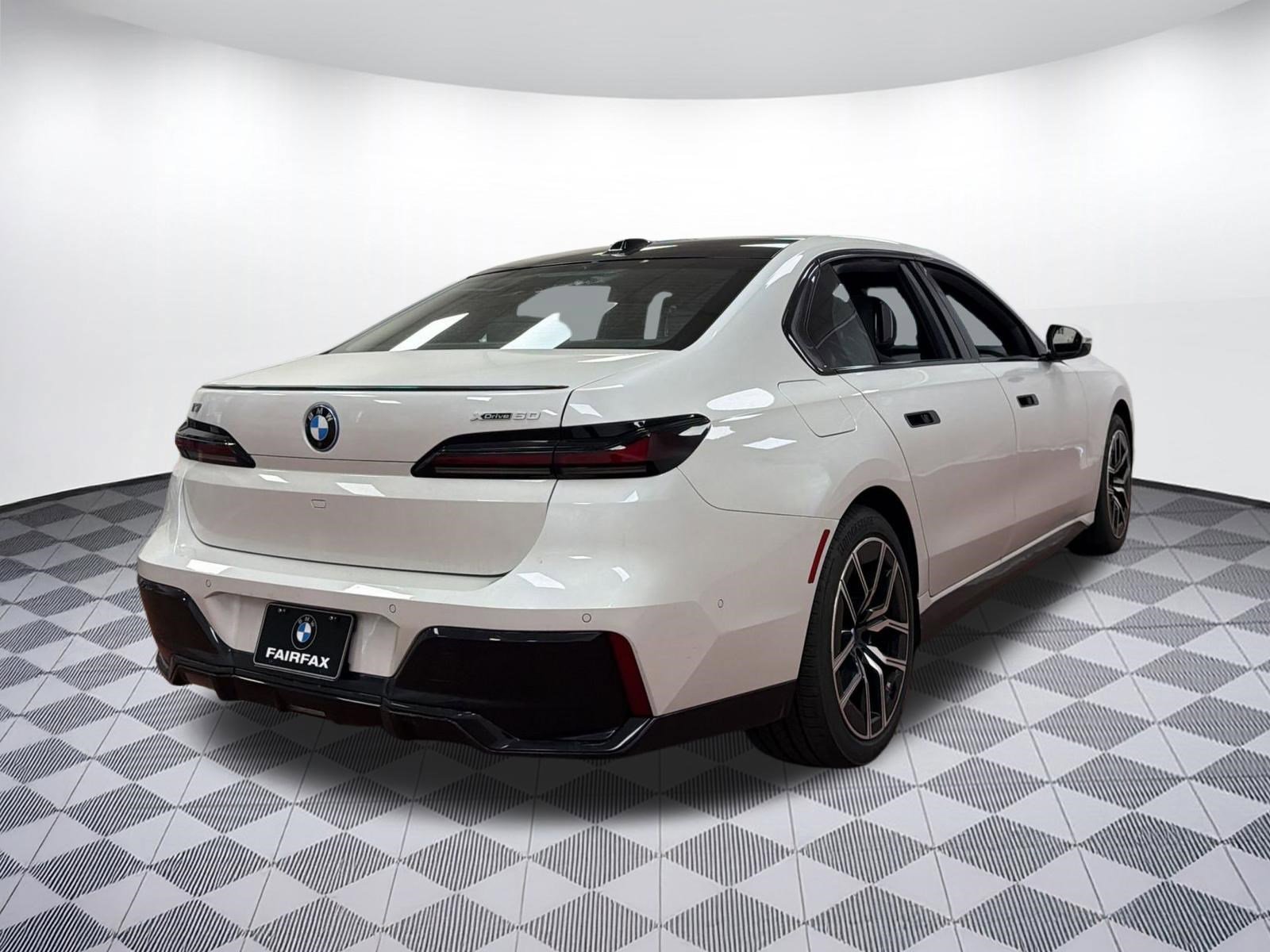 Used 2024 BMW i7 xDrive60 w/ Executive Package AWD/4WD image 9