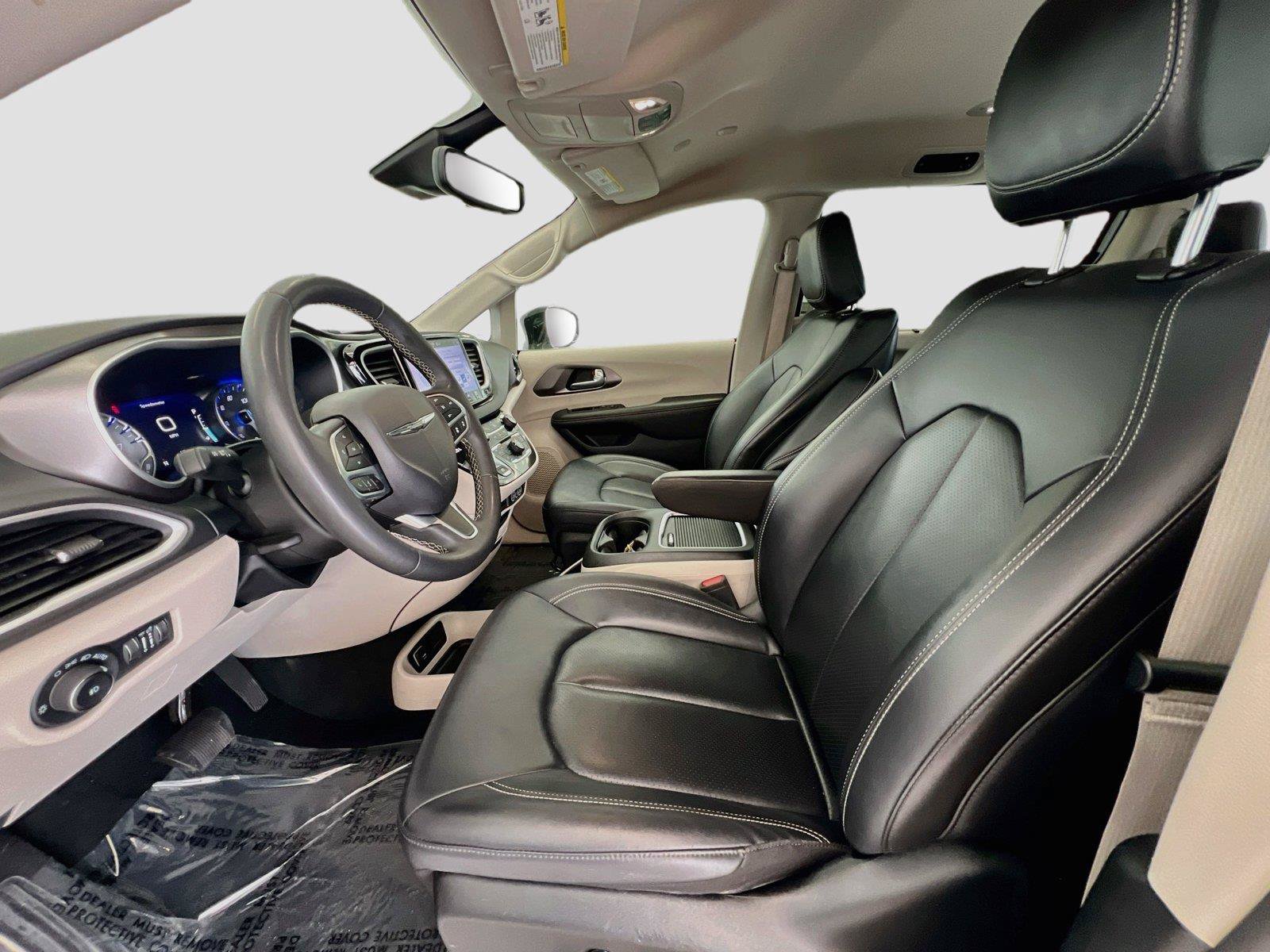 Used 2024 Chrysler Pacifica Touring-L FWD image 5