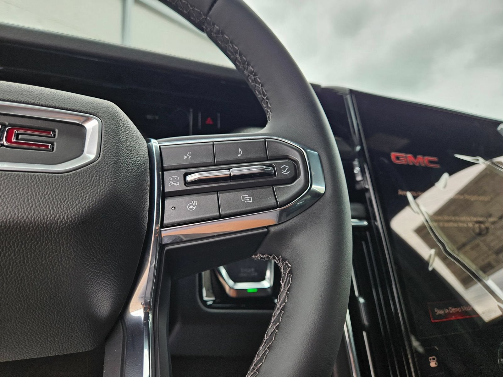 New 2026 GMC Yukon Elevation AWD/4WD image 13