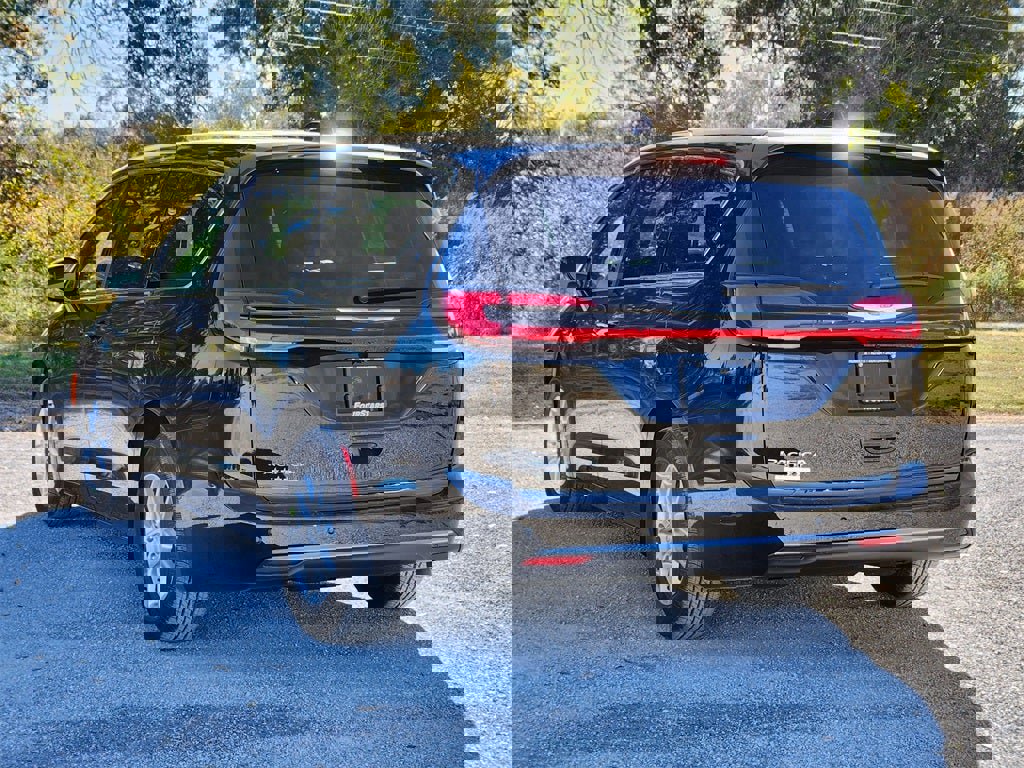 New 2026 Chrysler Pacifica Select image 3