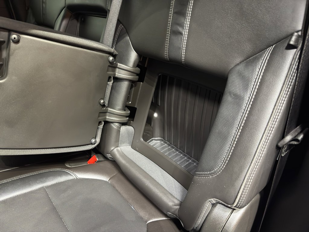 Used 2019 Chevrolet Silverado 1500 High Country w/ Technology Package AWD/4WD image 13