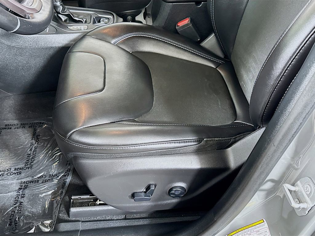 Used 2020 Jeep Cherokee Latitude Plus w/ Cold Weather Group image 18