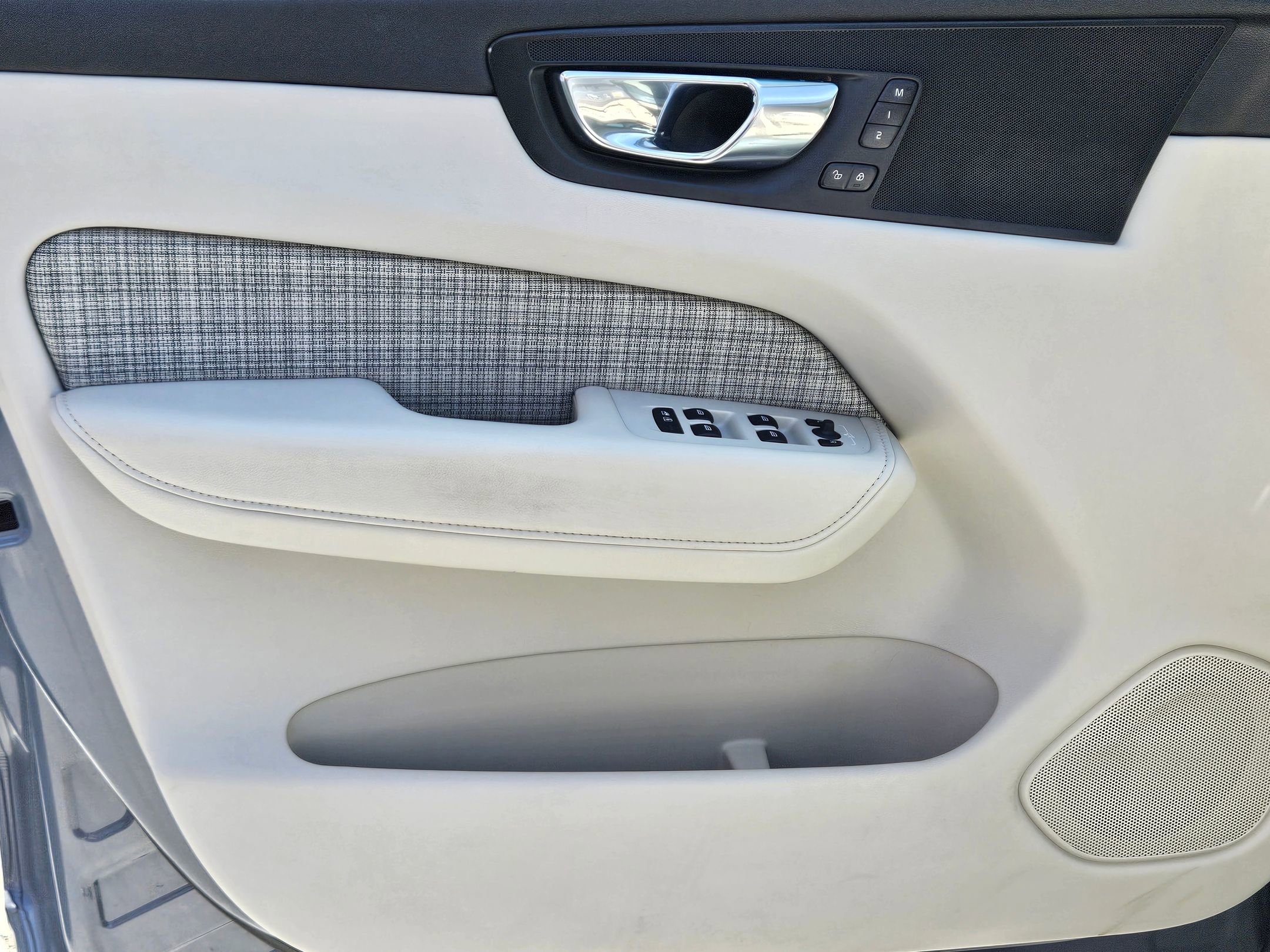 Used 2022 Volvo XC60 B5 Momentum image 19