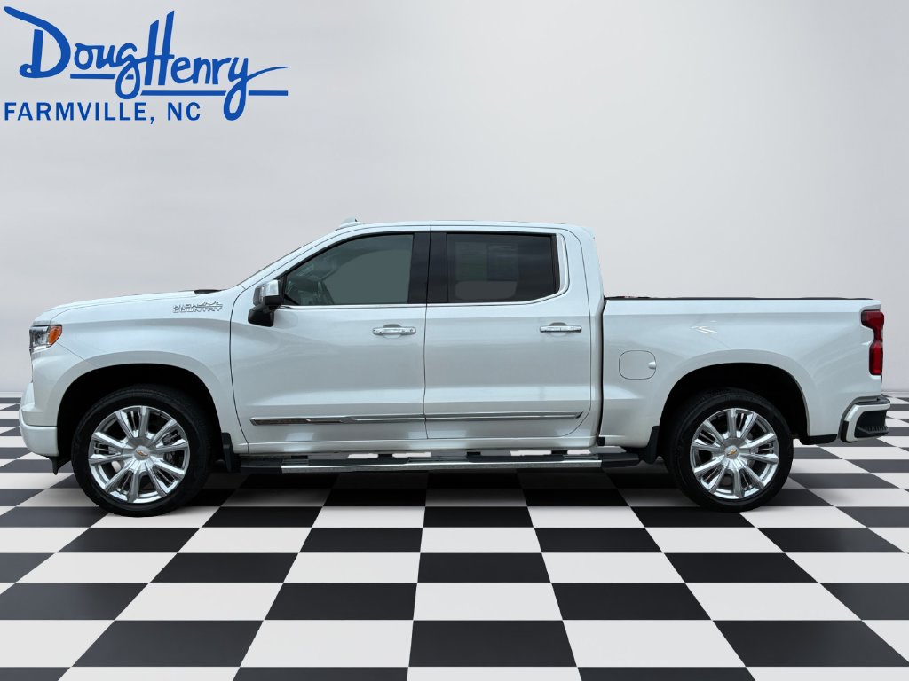 Used 2022 Chevrolet Silverado 1500 High Country w/ High Country Premium Package AWD/4WD image 2