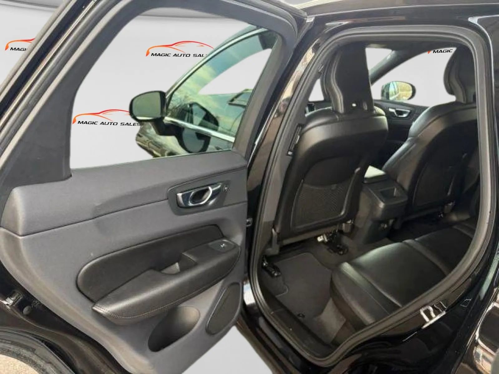 Used 2019 Volvo XC60 T5 Momentum w/ Multimedia Package AWD/4WD image 9
