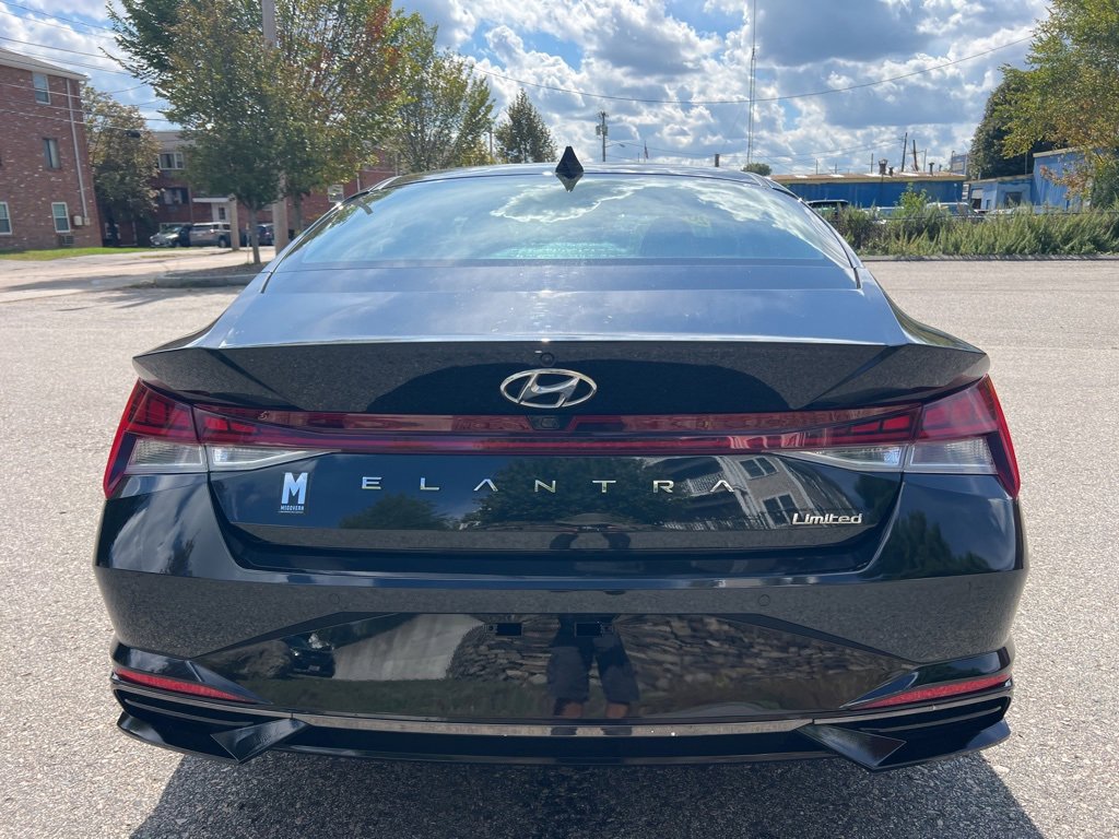 Used 2022 Hyundai Elantra Limited image 4