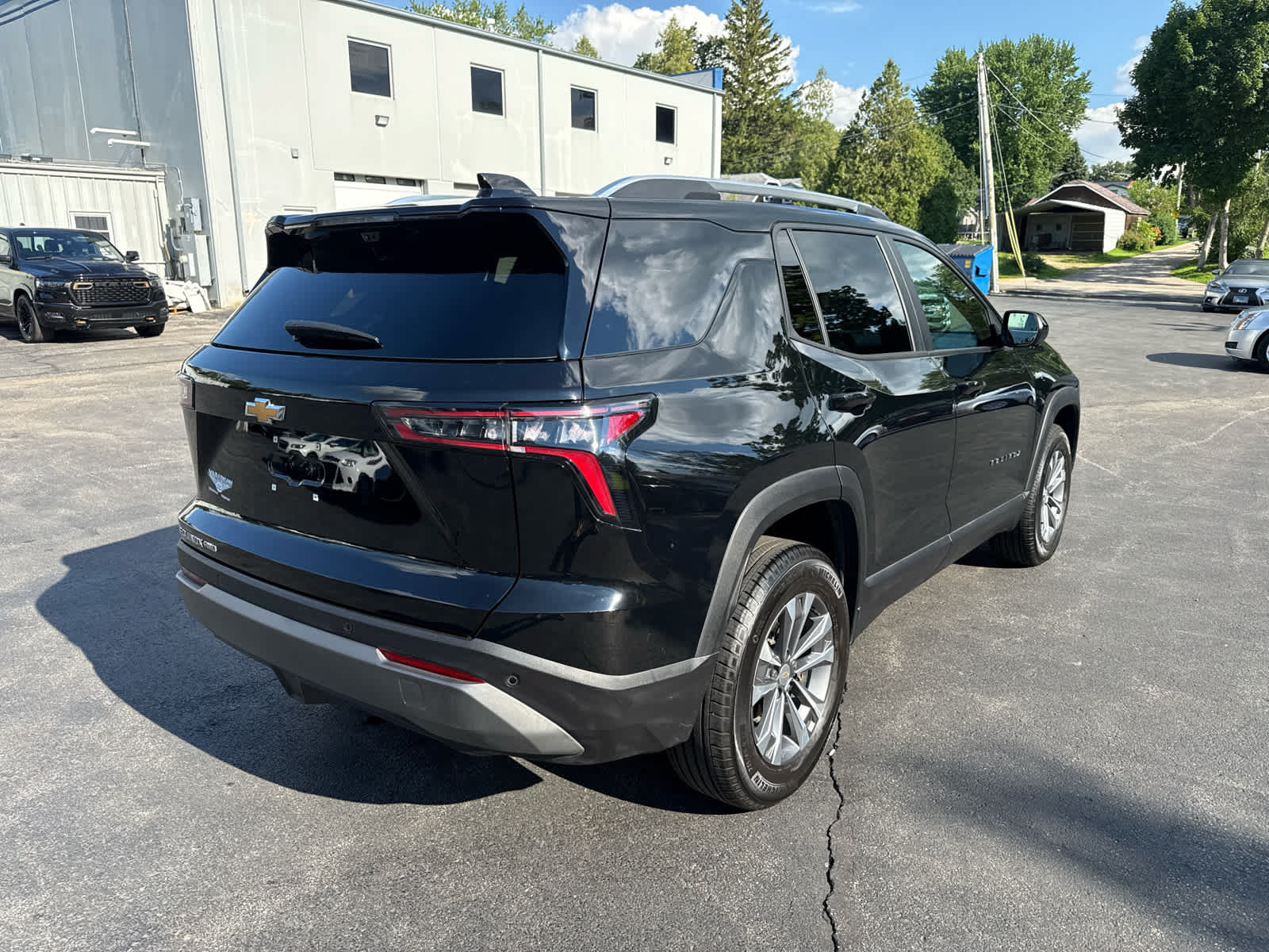 Used 2025 Chevrolet Equinox LT w/ Convenience Package II AWD/4WD image 3