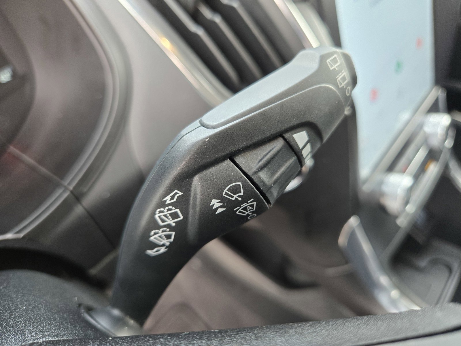 Used 2024 Ford Edge Titanium image 27