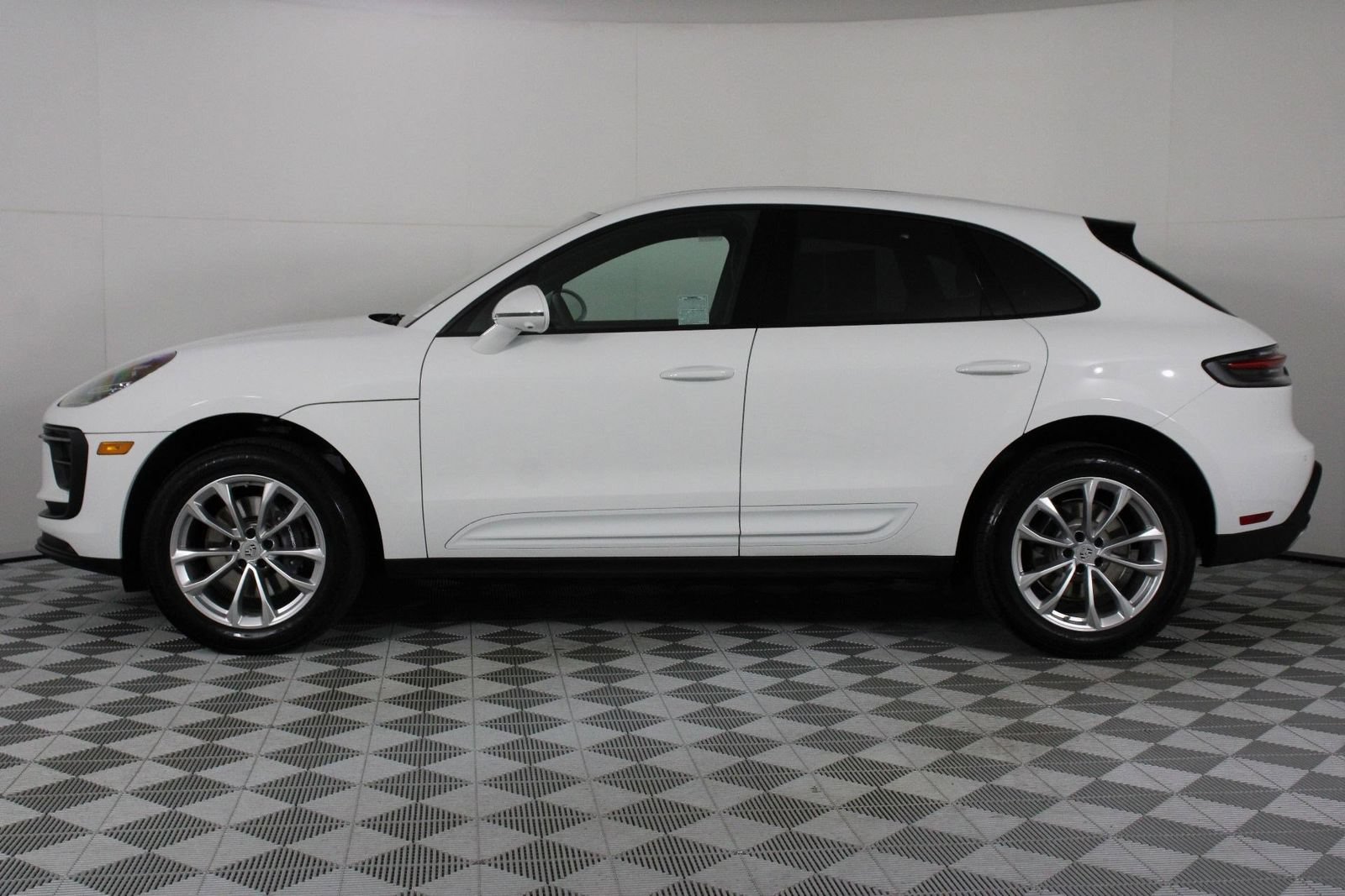 Certified 2026 Porsche Macan AWD/4WD image 2