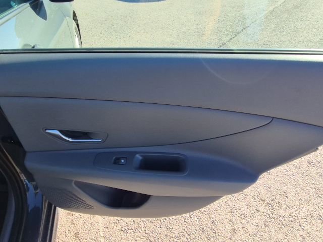 Used 2025 Hyundai Elantra SE FWD image 13