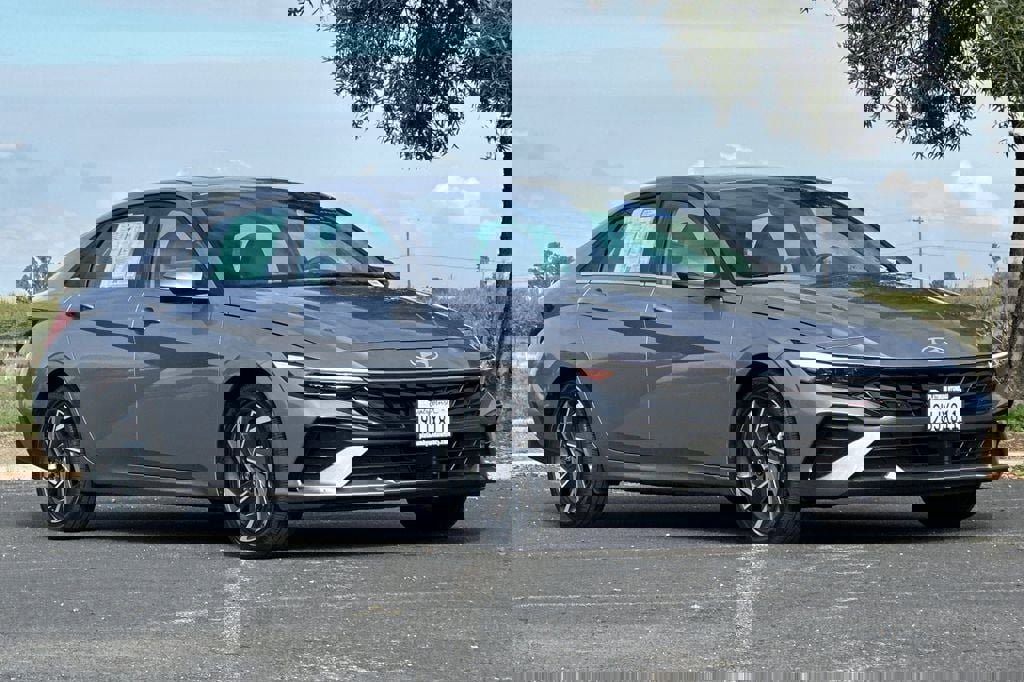 Used 2025 Hyundai Elantra Limited image 2